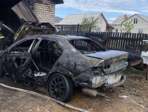 Вчера в Березино сгорел автомобиль и гараж