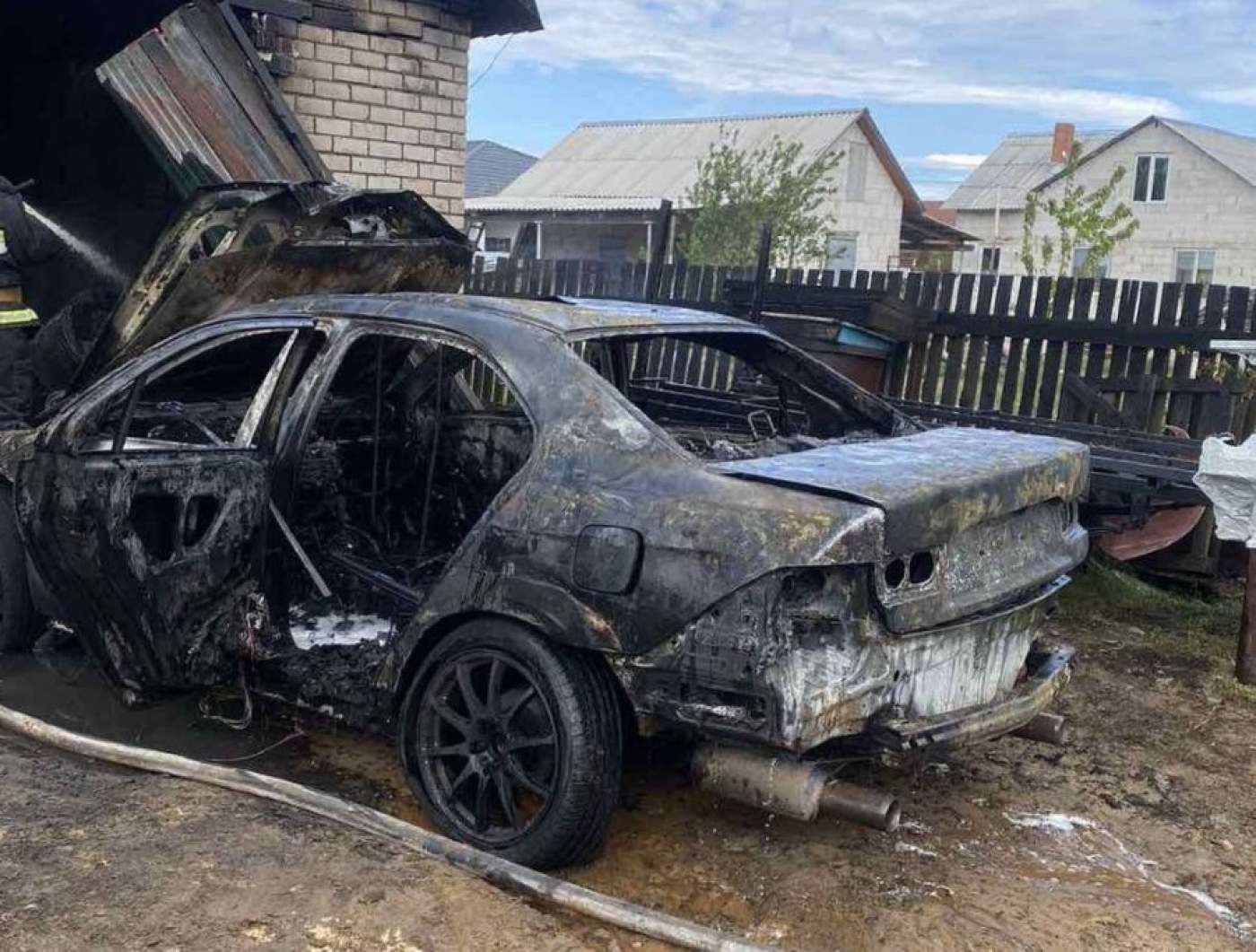 Вчера в Березино сгорел автомобиль и гараж