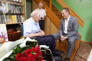 «Живы еще люди, которые помнят войну!» Турчин поздравил Александра Слободу с 102-летием