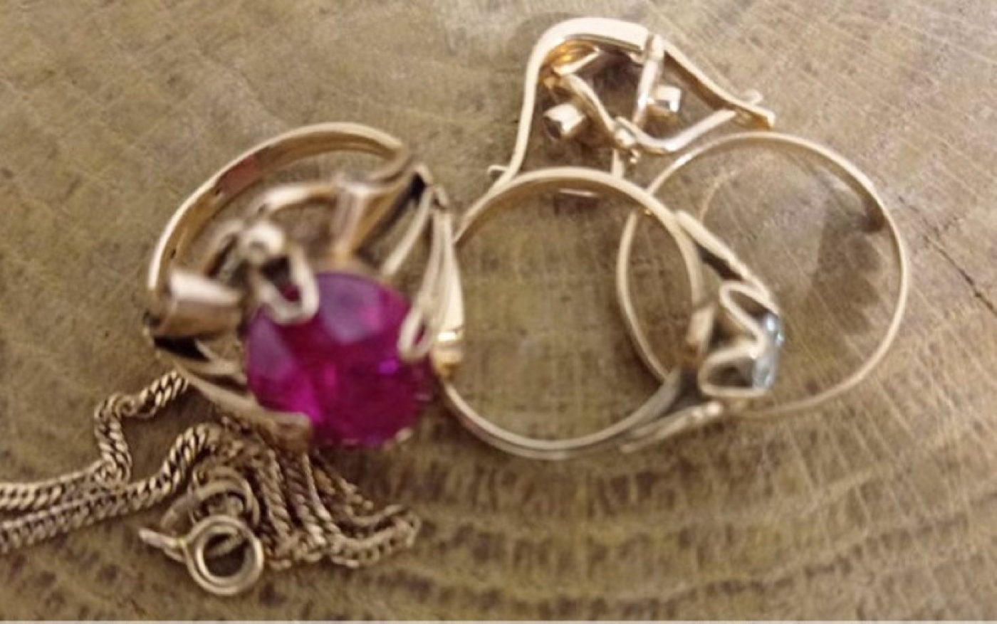 Работница заправки в Минском районе отдала "ясновидящей" за обряд деньги и золотые украшения