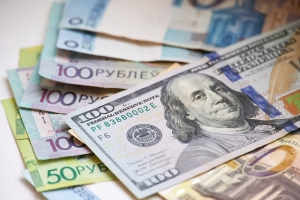 Российский рубль подорожал, доллар и юань подешевели на торгах 2 мая
