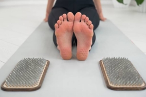 Что происходит с телом, когда стоишь на гвоздях? Отвечает врач