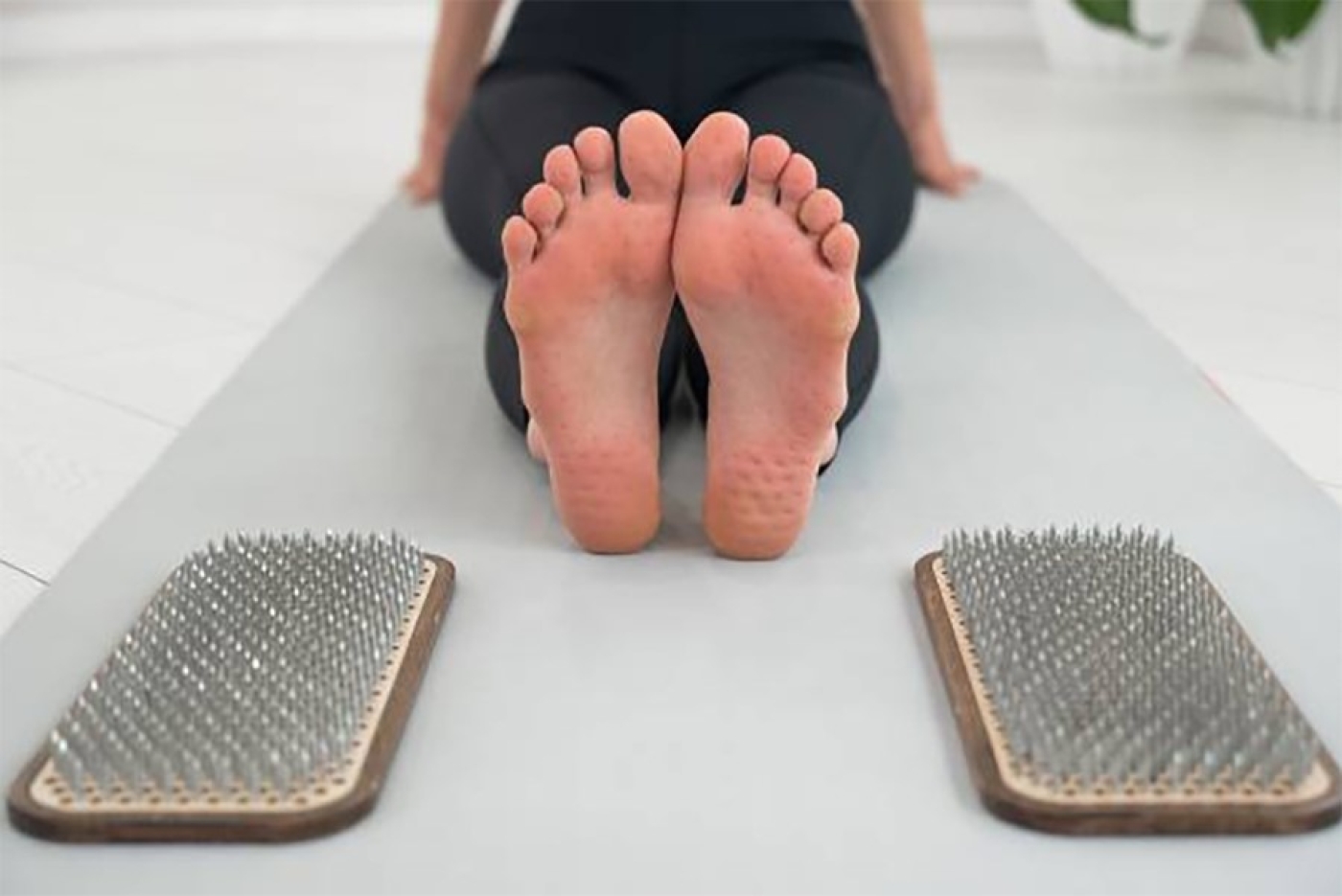 Что происходит с телом, когда стоишь на гвоздях? Отвечает врач