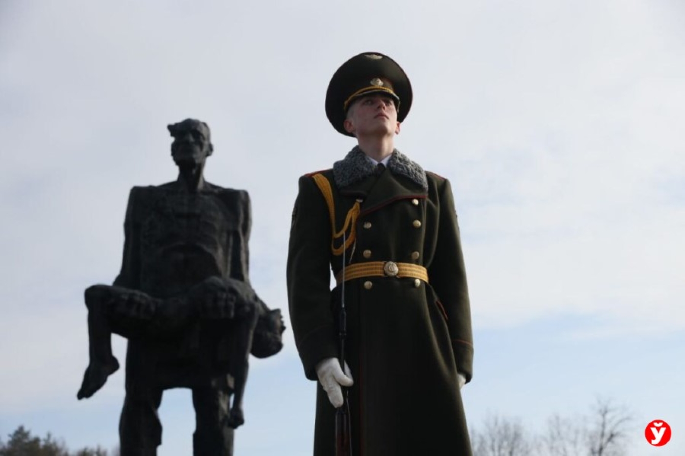 Стоны колоколов и скорбное молчание. В Хатыни вспоминают жертв бесчеловечной трагедии