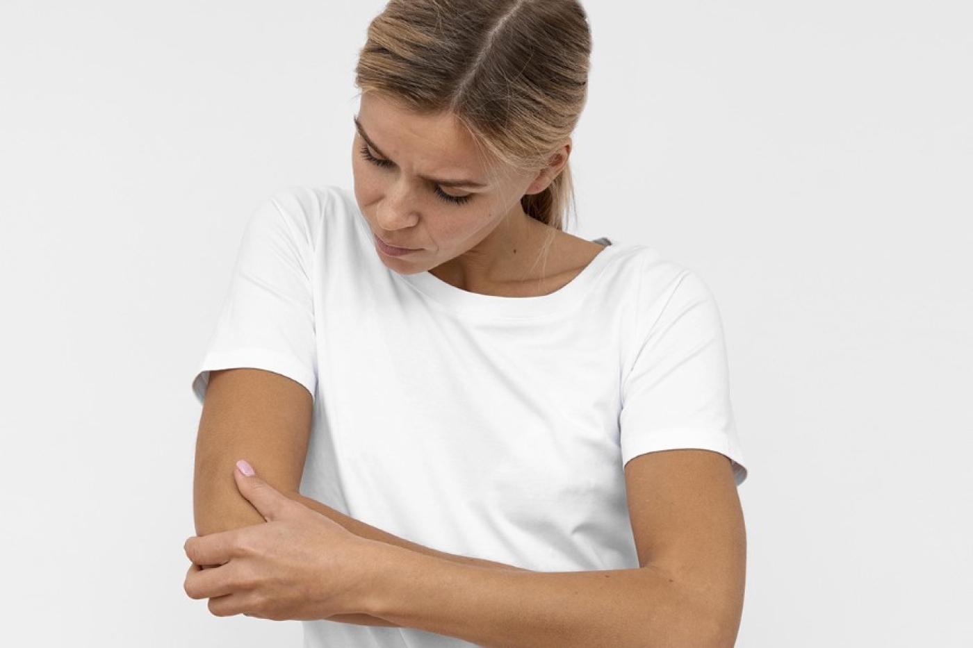 Врач рассказала, из-за чего возникает боль в локтевом суставе