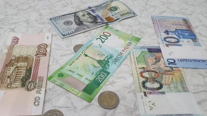 Российский рубль и доллар подешевели, юань подорожал на торгах 29 января