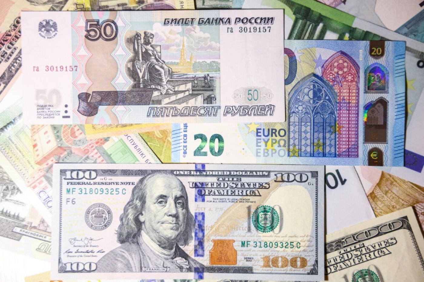 Российский рубль подорожал, доллар и юань подешевели на торгах 11 апреля