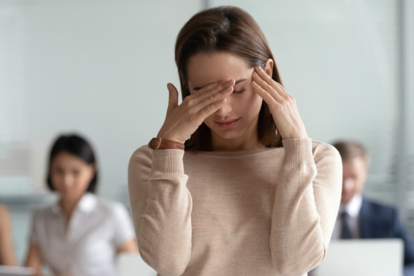 Почему темнеет в глазах, когда резко встаешь: кардиолог перечислила причины