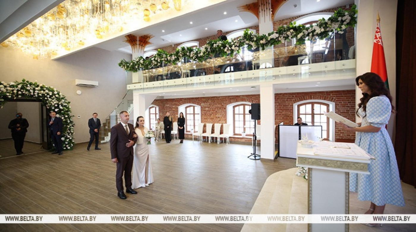 Лукашенко в Минске побывал на церемонии бракосочетания и поздравил молодоженов
