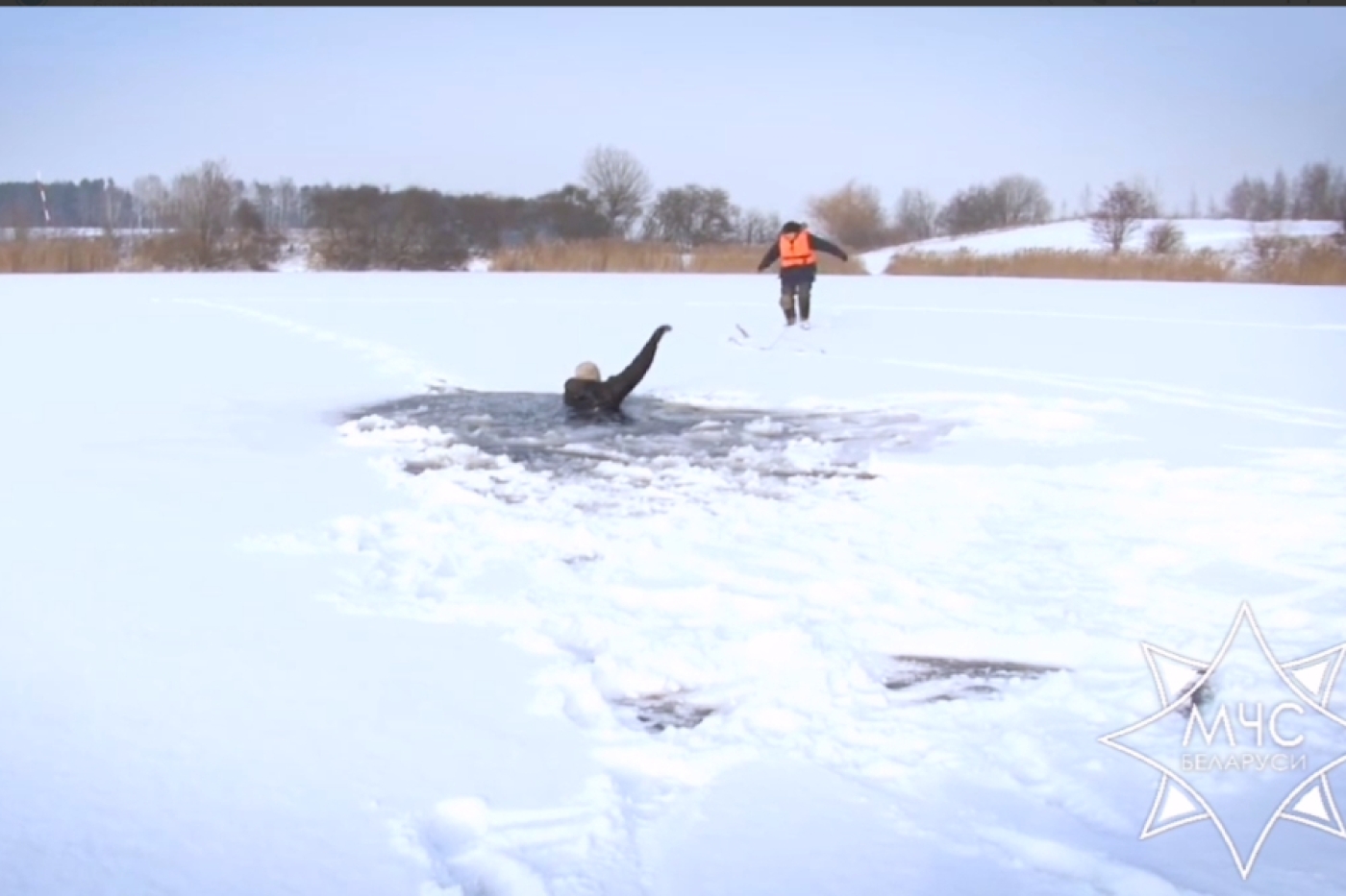 Первые жертвы зимней рыбалки: выход на лед смертельно опасен!