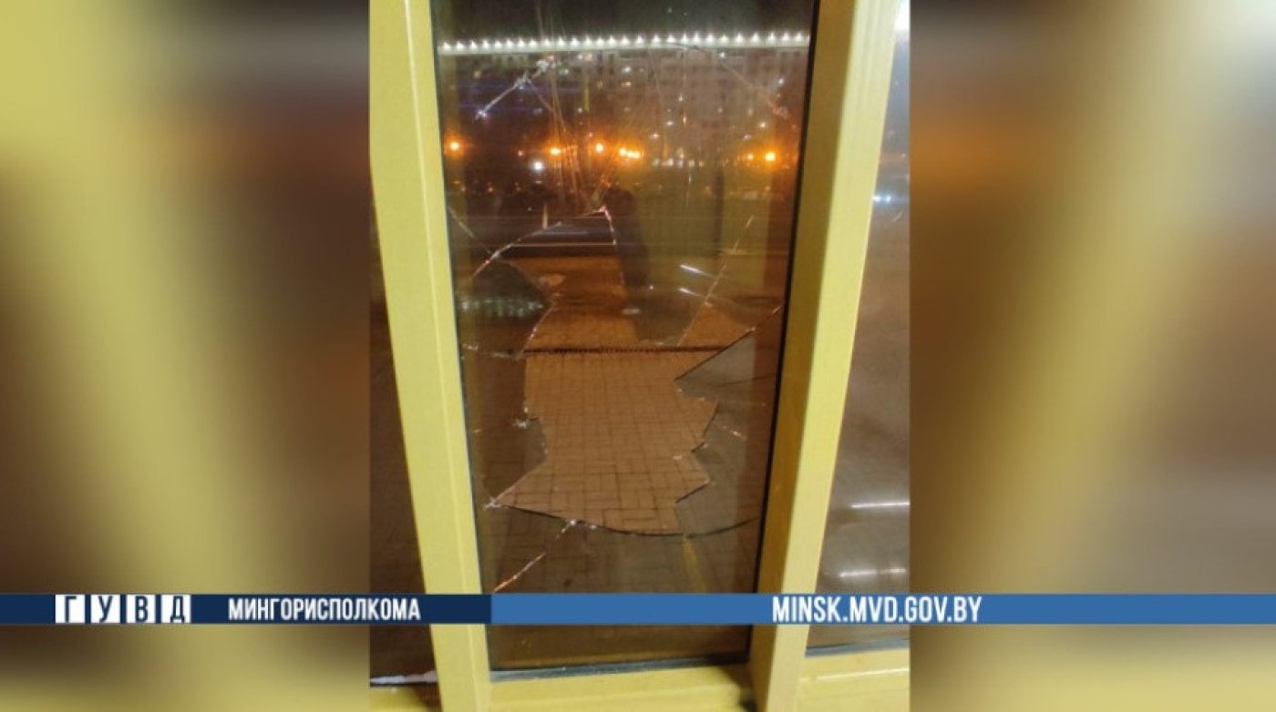 В Минске иностранец решил снять психологическое напряжение после работы и разбил стекло в переходе