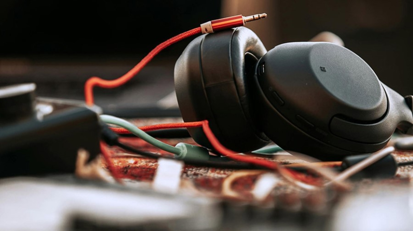 Дома завалялась коробка со старыми проводами и наушниками? Рассказываем, что с ней делать