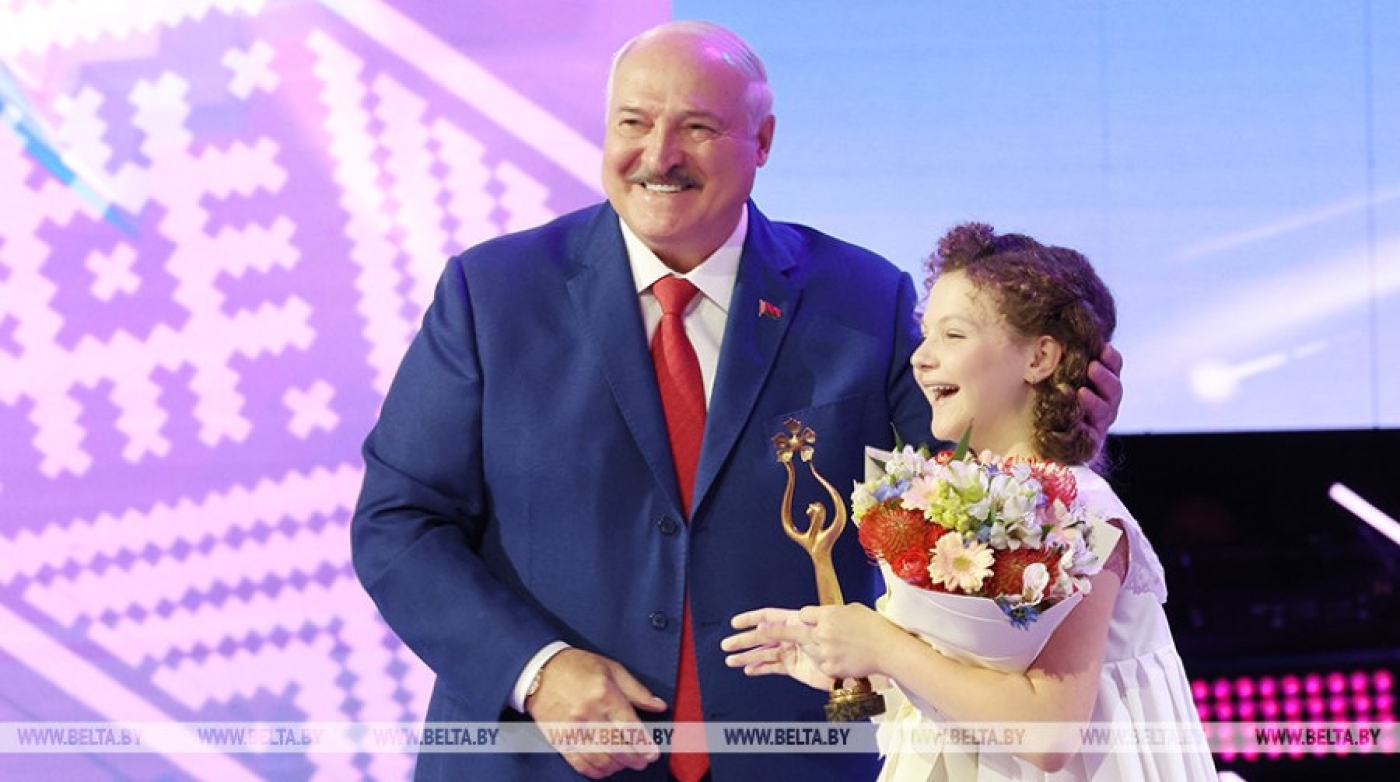 Лукашенко вручил Гран-при детского музыкального конкурса белоруске Амалии Сухан