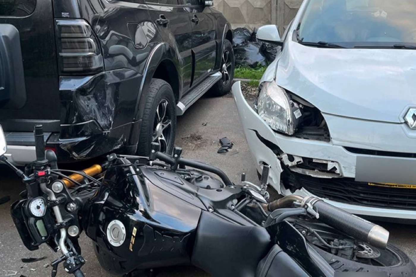В Минске мотоциклистка не справилась с управлением и въехала в стоящие автомобили