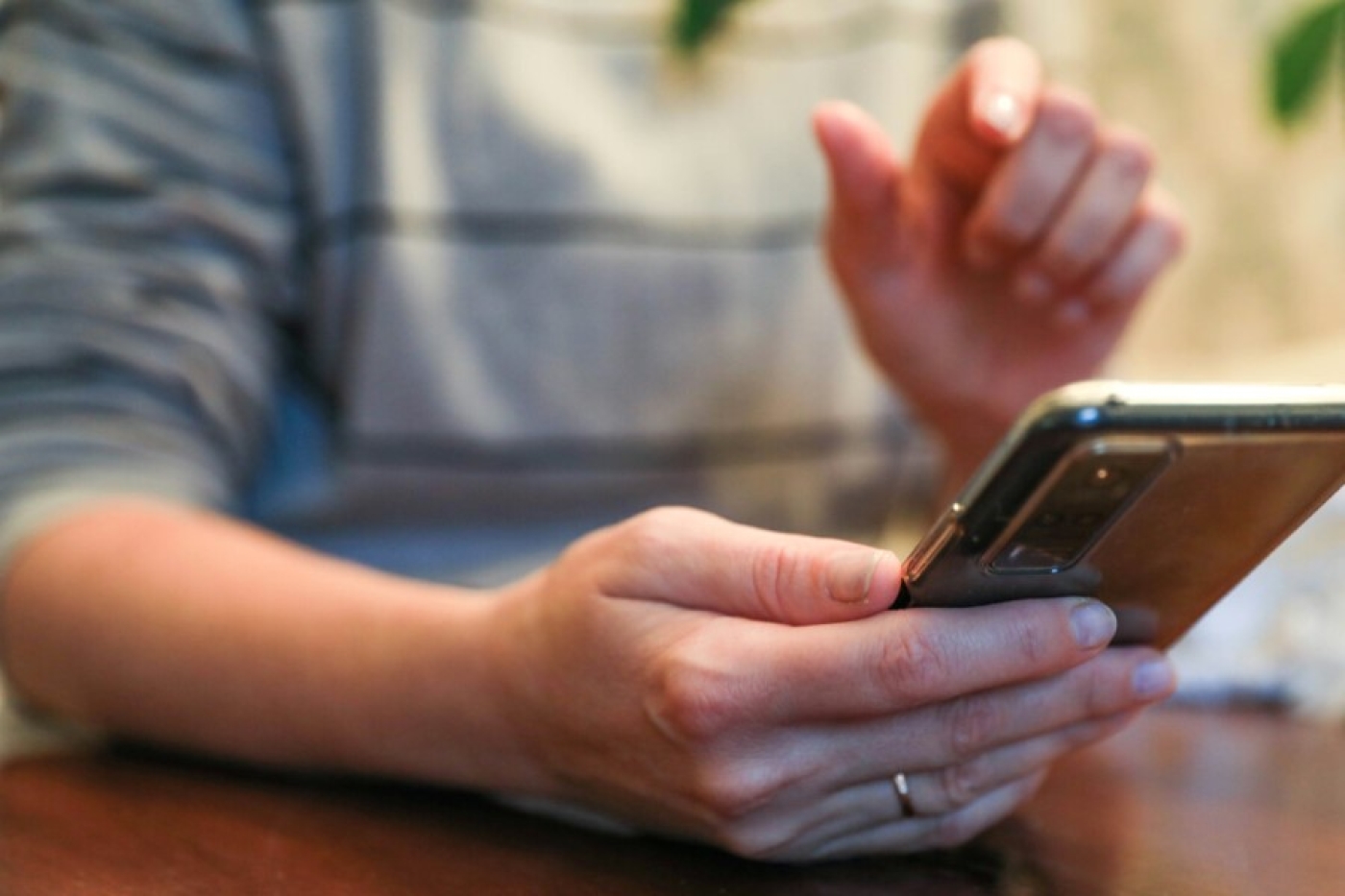 Более 24 тыс. долларов лишилась жительница Березино после общения с мошенниками в мессенджере