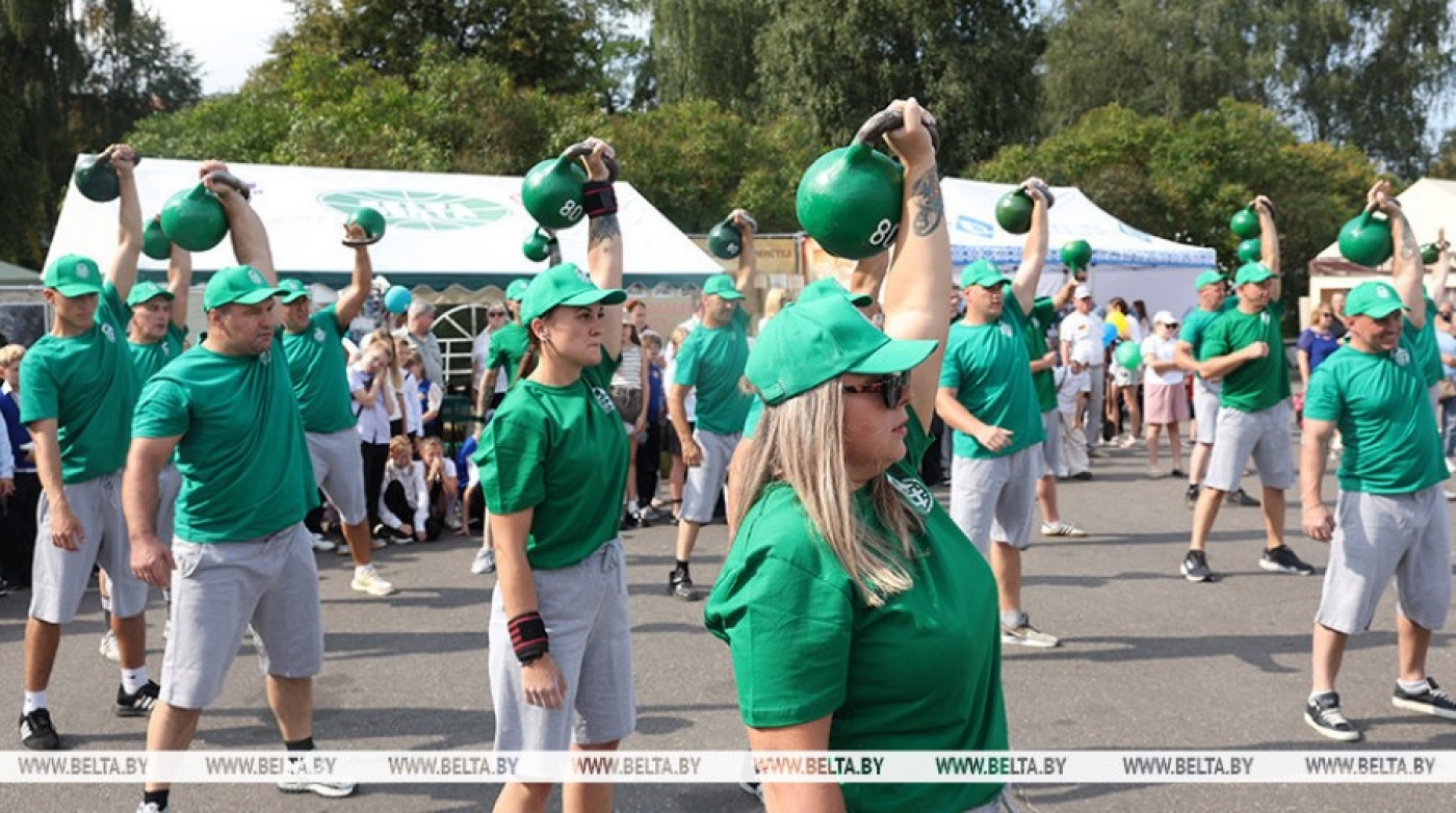 "Это было супер". В День белорусской письменности в Лиде гиревики и новостники удивили флешмобом