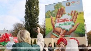 Подарок от "Марафона единства". Мурал "Будущее Беларуси в твоих руках" украсил один из домов Гомеля