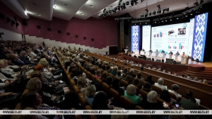 Молодые учителя, профильное образование. О чем говорят на форуме педагогических работников в Минске