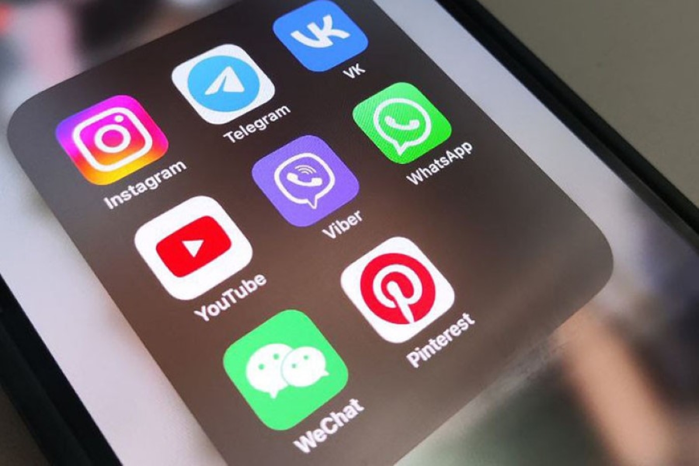 Как не попасться на уловки "елочных" мошенников в соцсетях, рассказали правоохранители