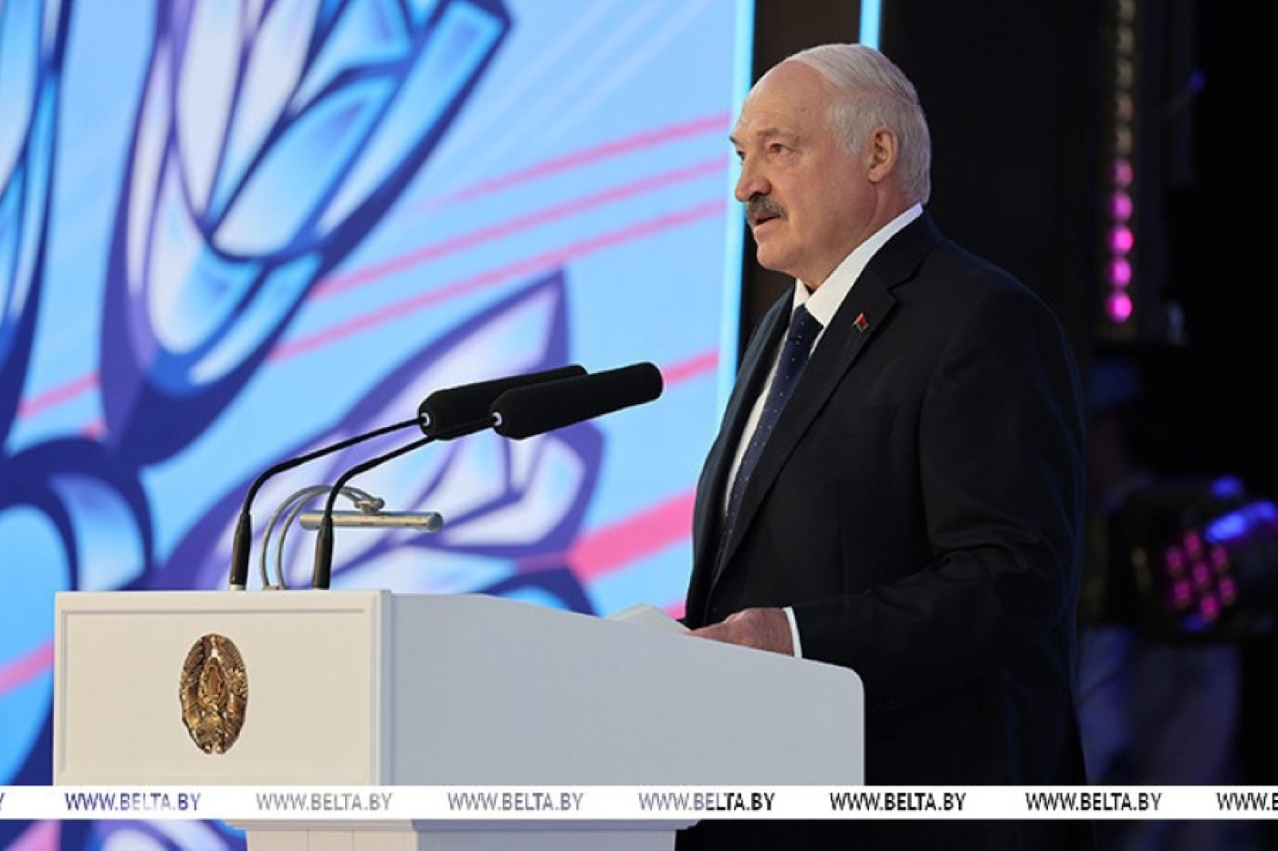 Лукашенко - творческим работникам: Беларусь - это мирный островок, где вы всегда найдете "прытулак"