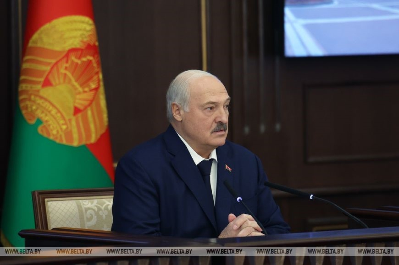 Лукашенко: во всех сферах нужно срочно избавиться от "бюджетных присосок"