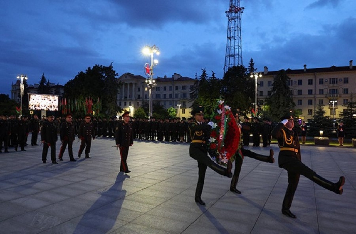 В Минске цветы и венки к монументу Победы возложили представители ГПК