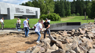 Молодежь Союзного государства приняла участие в акции по благоустройству МК "Хатынь"