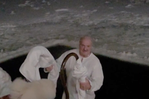 Президент окунулся в прорубь на Крещение