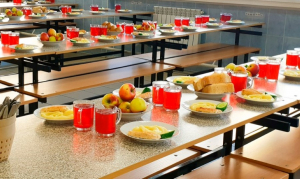 Учителя в Беларуси смогут питаться в школьных столовых, но цена будет выше