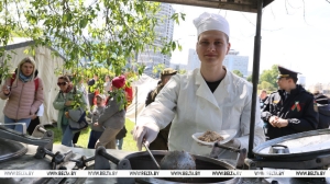 Военные песни, вкусная еда и танцы. Как проходит День Победы у Дворца спорта в Минске