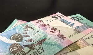 С 2026 года работающие госслужащие смогут получать пенсию в полном объёме