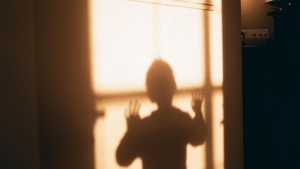 В Минске педофил обманом проник в квартиру и напал с ножом на школьницу