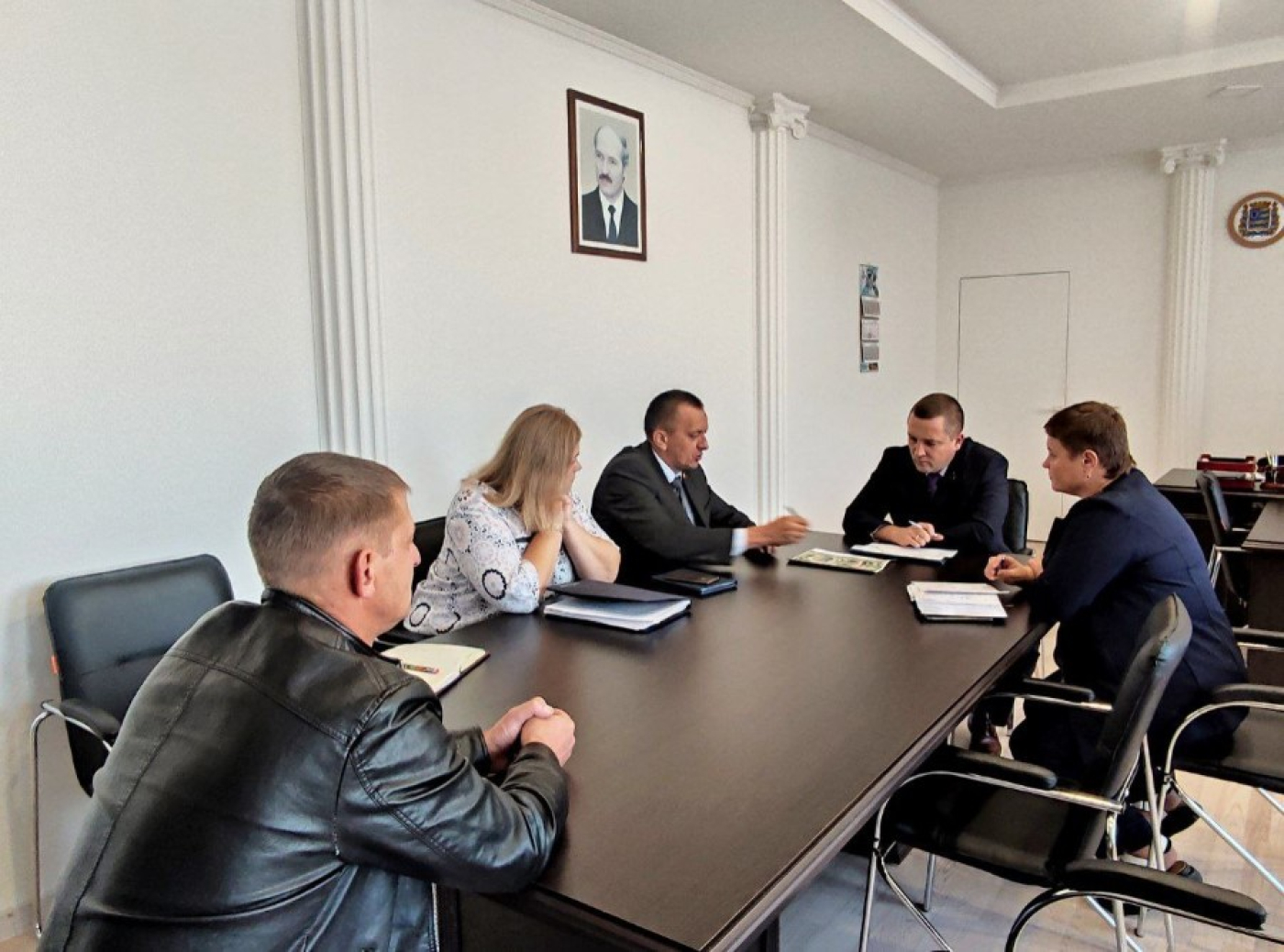 Председатель Березинского райисполкома Денис Дишук проводит личный прием граждан