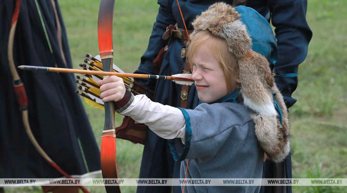"У госцi да радзiмiчаў" в стиле эпохи раннего средневековья приглашают в Чаусском районе