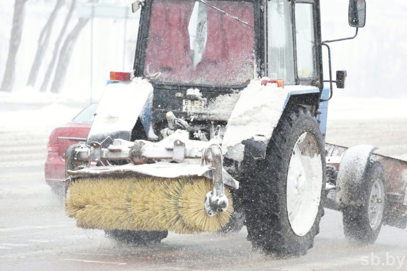Более 120 единиц спецтехники расчищают дороги от снега в Минской области