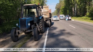 В Рогачевском районе микроавтобус врезался в трактор, есть погибший