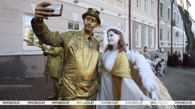 ФОТОФАКТ: Парад фестиваля уличного искусства &quot;На семи ветрах&quot; состоялся во время &quot;Славянского базара&quot;