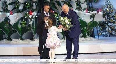 Лукашенко сравнил жизнь с матросской тельняшкой и дал совет детям