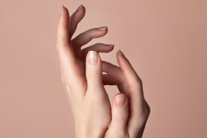 Врач рассказала о причинах появления белых пятен на ногтях