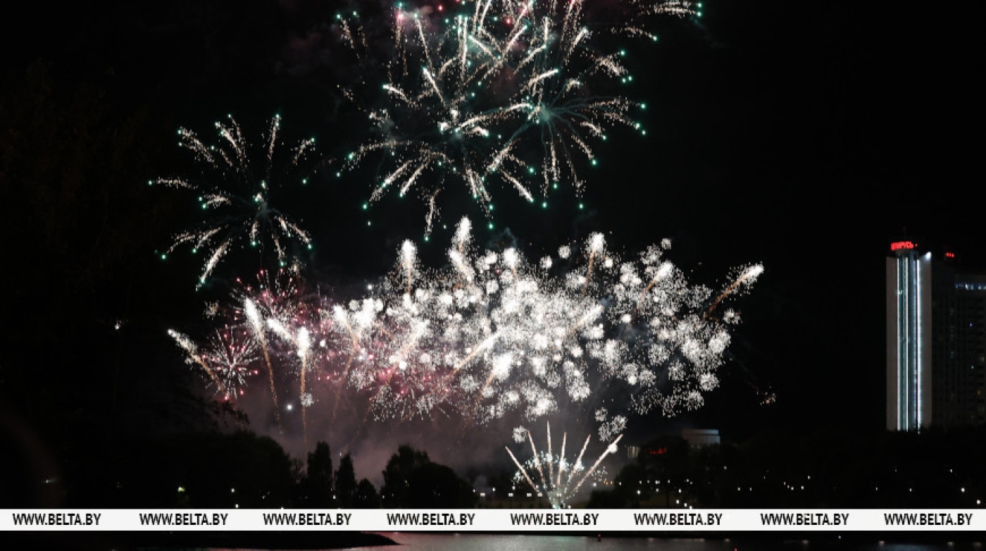Праздничный фейерверк раскрасил небо в Минске в День города