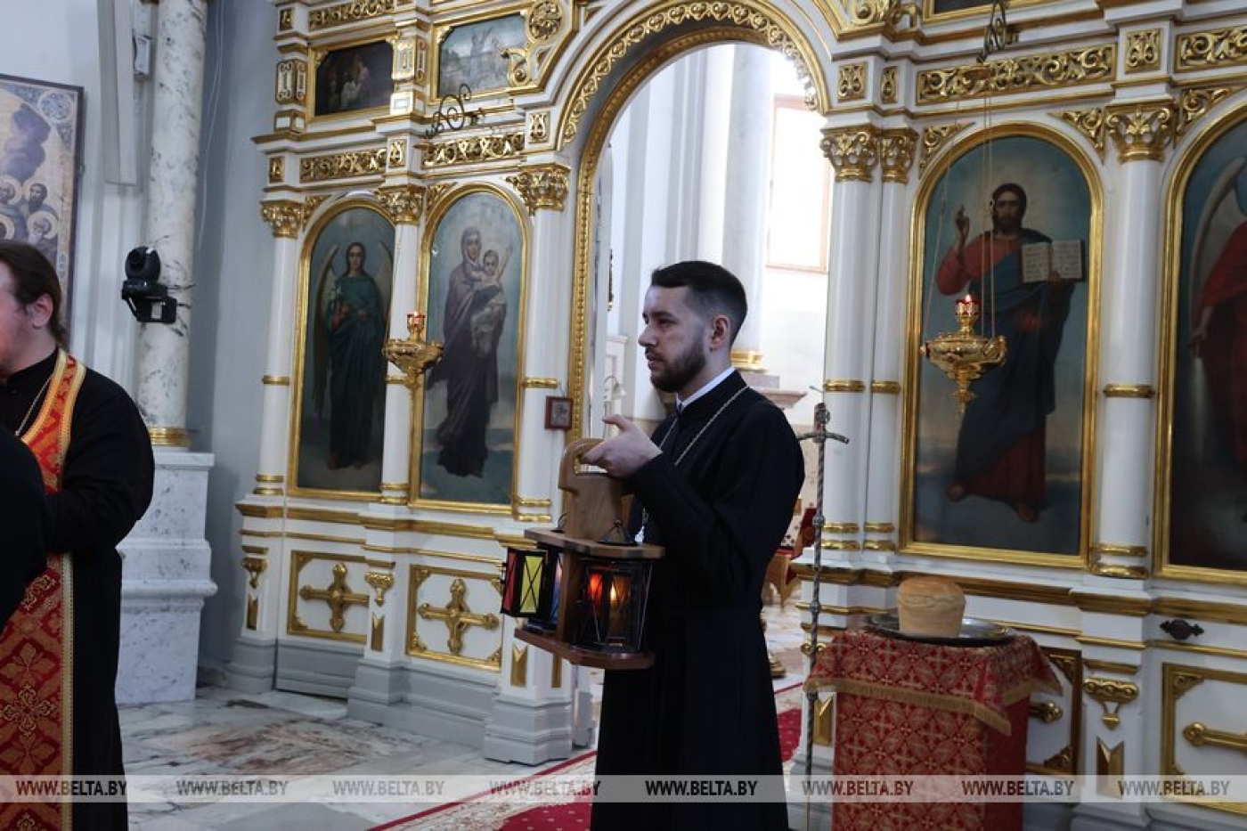 Благодатный огонь доставлен в Свято-Духов кафедральный собор в Минске