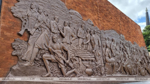 Президент вблизи Хараре посетил мемориальный комплекс "Акр национальных героев"