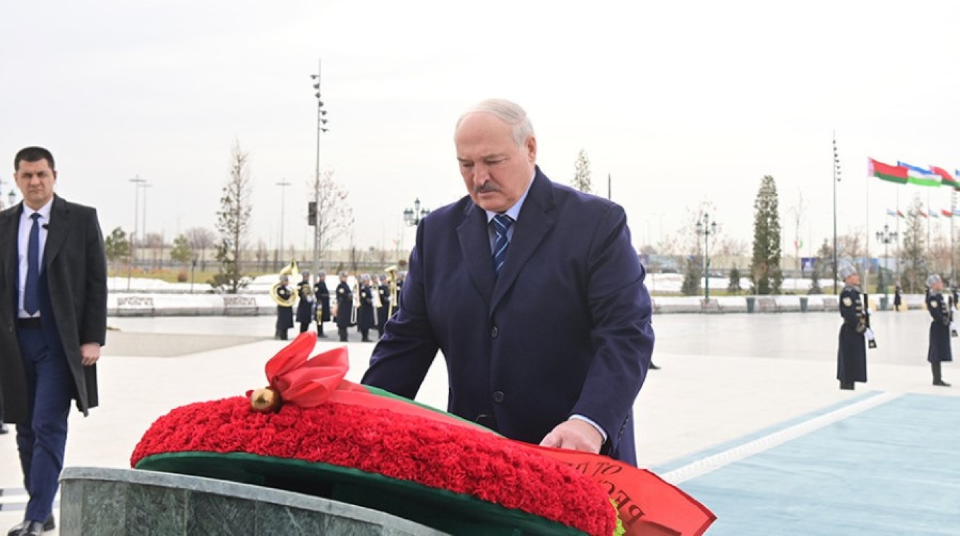 Александр Лукашенко в Ташкенте возложил венок к монументу Независимости