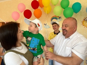 Профсоюзы Минской области в День защиты детей вручили сертификат на 4 тысячи рублей детскому социальному приюту Любанского района