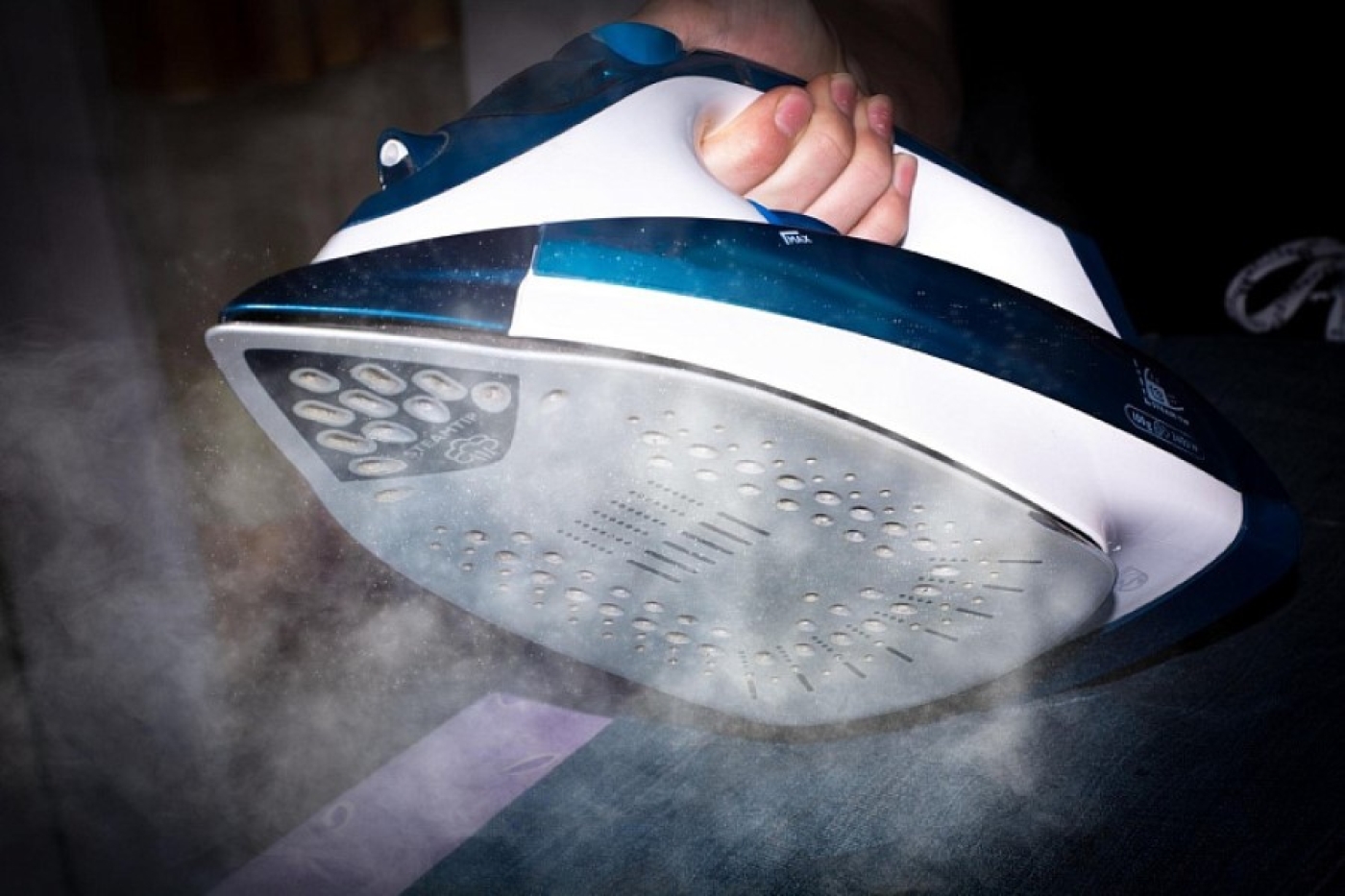 Утюг как новый за 20 минут: секрет чистки простым раствором