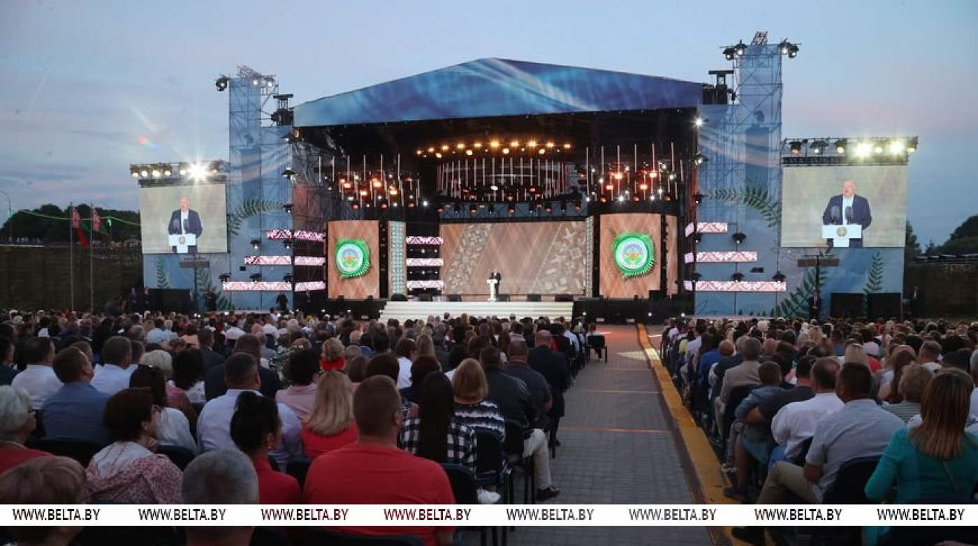 Лукашенко - участникам "Купалья": живите богато, любите близких и Беларусь