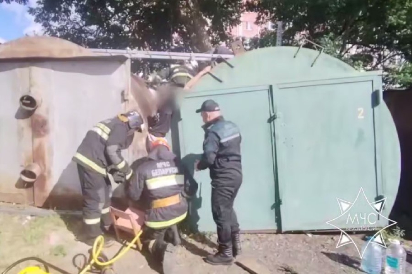 В Речице девочка застряла между гаражами: на помощь пришли спасатели