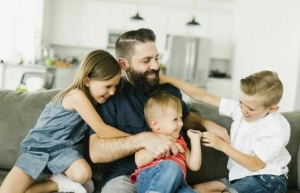 Может ли многодетный отец получить свободный от работы день, если супруга находится в декрете?