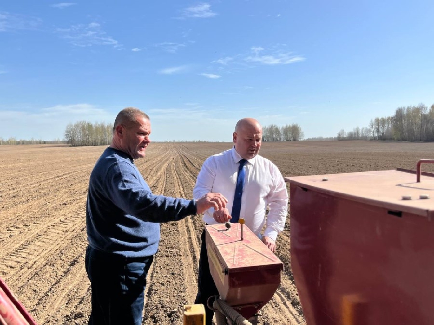 Работа кипит: глава района проинспектировал ход посевной