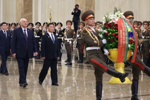 Лукашенко по прибытии в Пхеньян посетил Кымсусанский дворец Солнца и почтил память корейских вождей